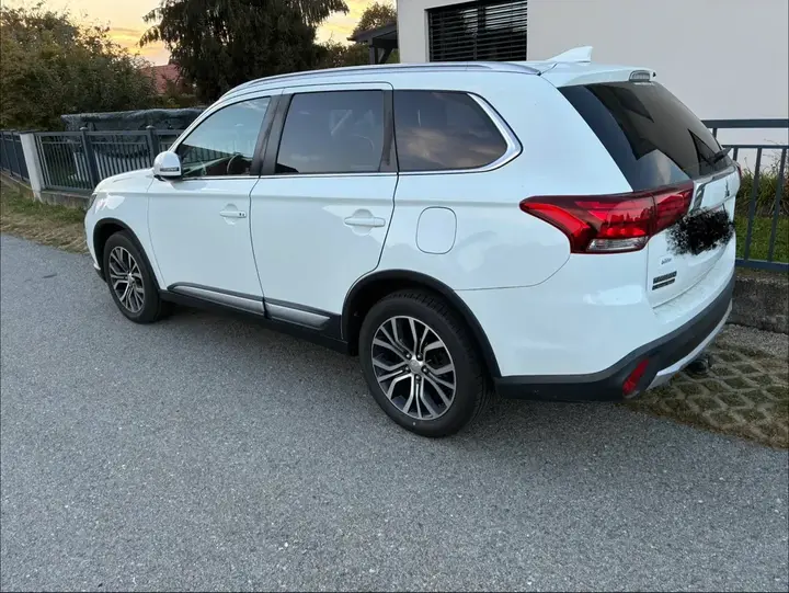 Mitsubishi Outlander 2018 photo 2