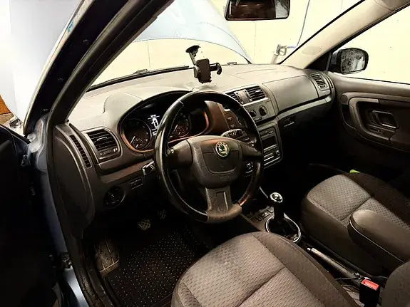 Skoda Fabia 2011 photo 4