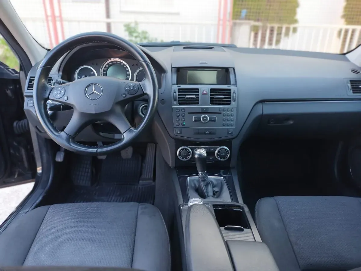 Mercedes-Benz C-Class 2011 photo 2