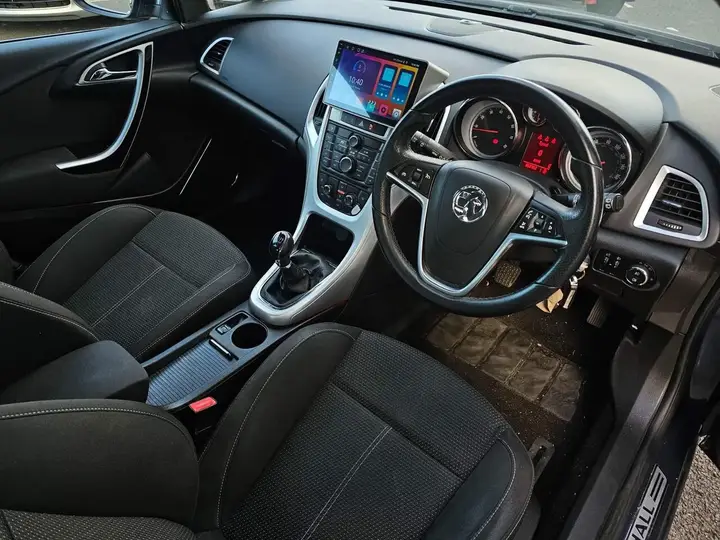 Vauxhall Astra 2010 photo 2