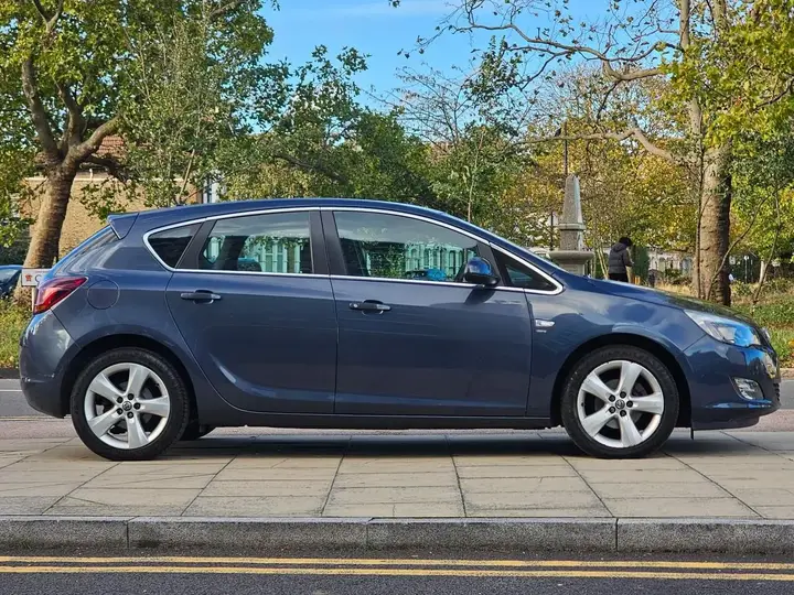 Vauxhall Astra 2010 photo 5