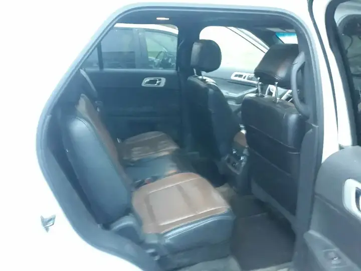 Ford Explorer 2011 photo 2