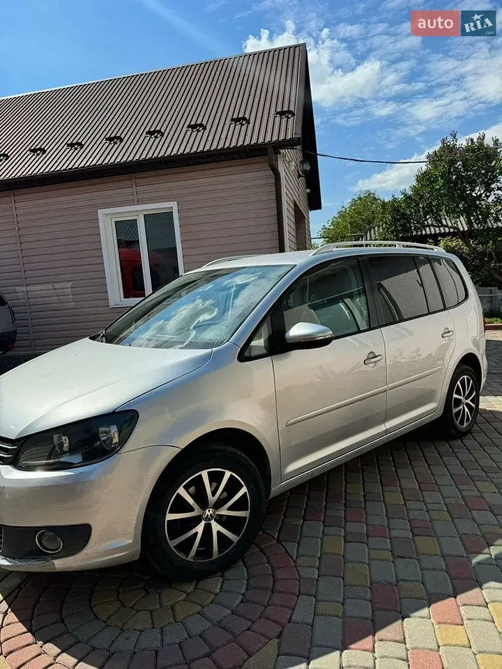 Volkswagen Touran 2012 photo 2