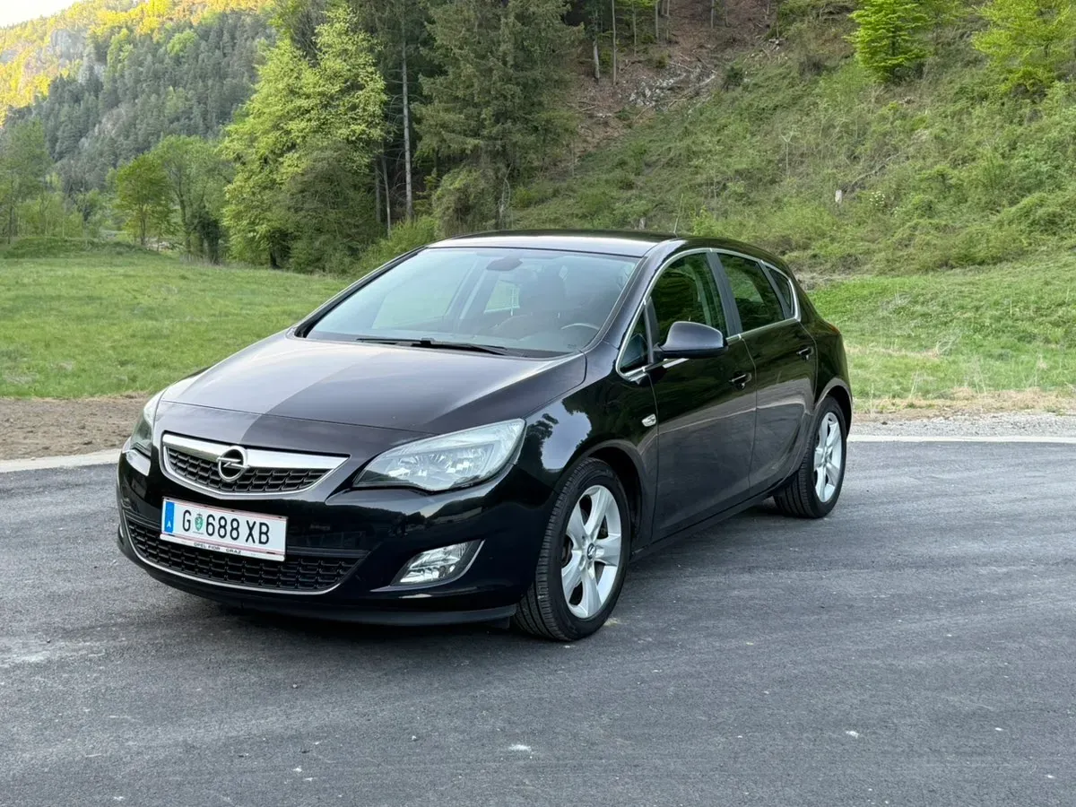 Opel Astra 2010 photo 2