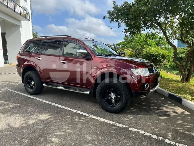 Mitsubishi Montero 2012 photo 2