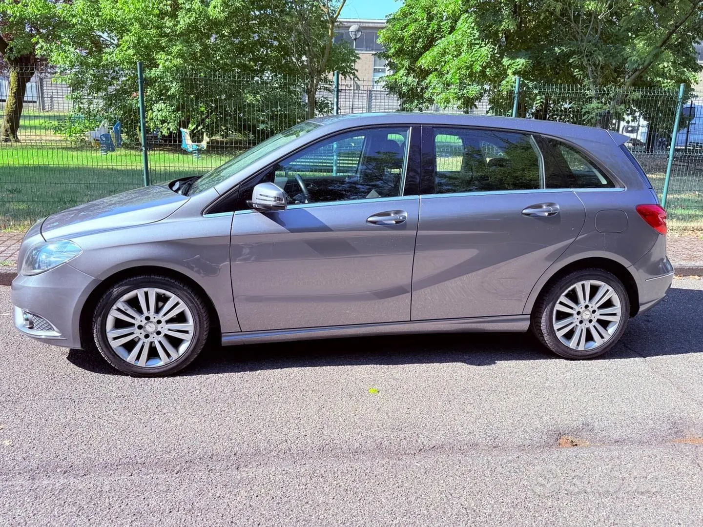 Mercedes-Benz B-Class 2013 photo 2