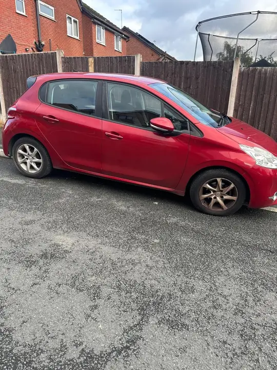 Peugeot 208 2014 photo 2