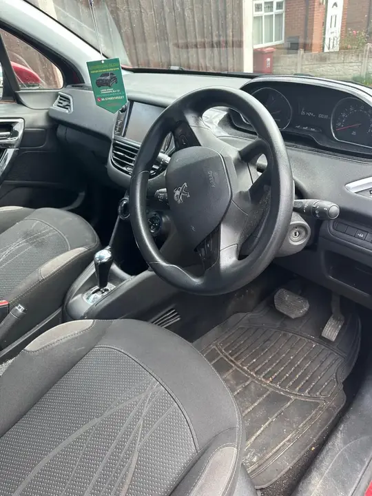 Peugeot 208 2014 photo 3