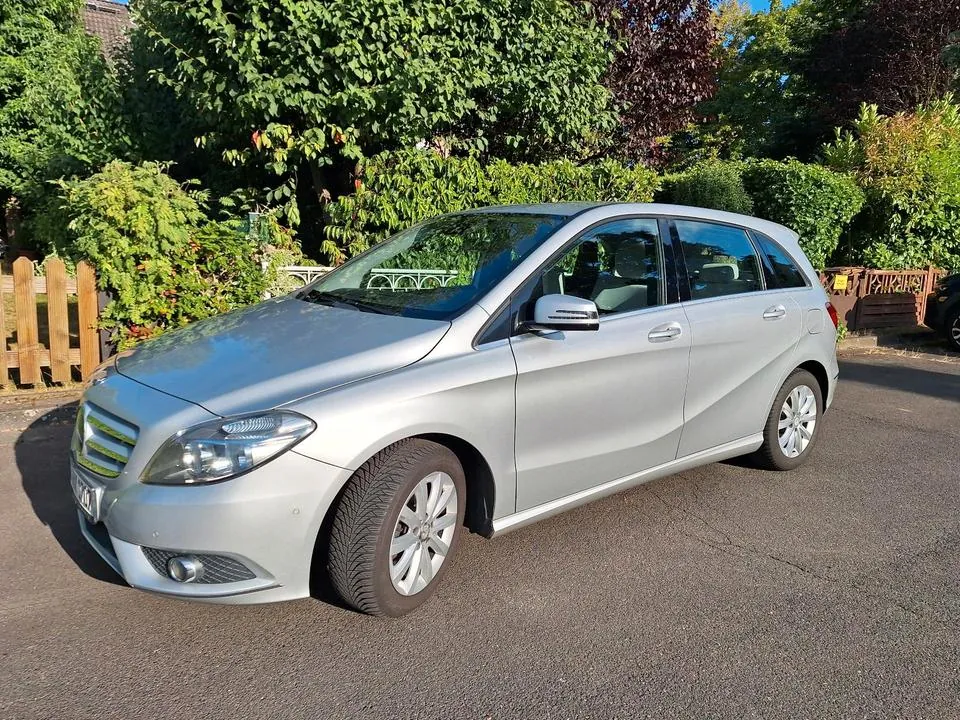 Mercedes-Benz B180