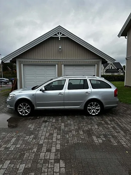 Skoda Octavia 2012 photo 2