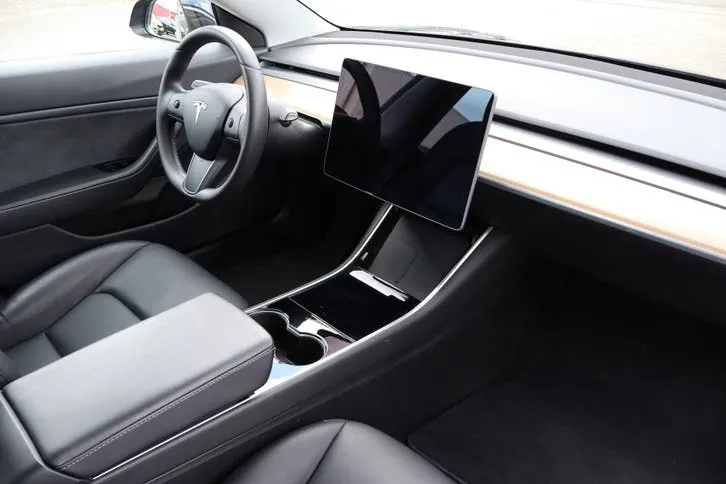 Tesla Model 3 2020 photo 2
