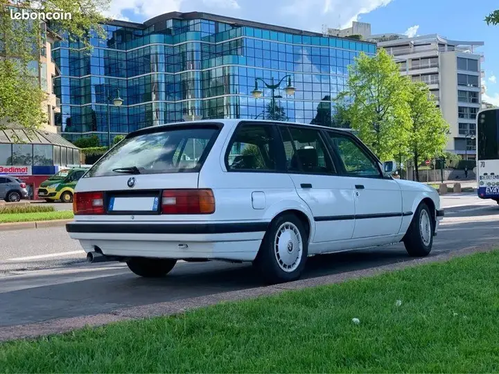 BMW 3 Series 1992 photo 2