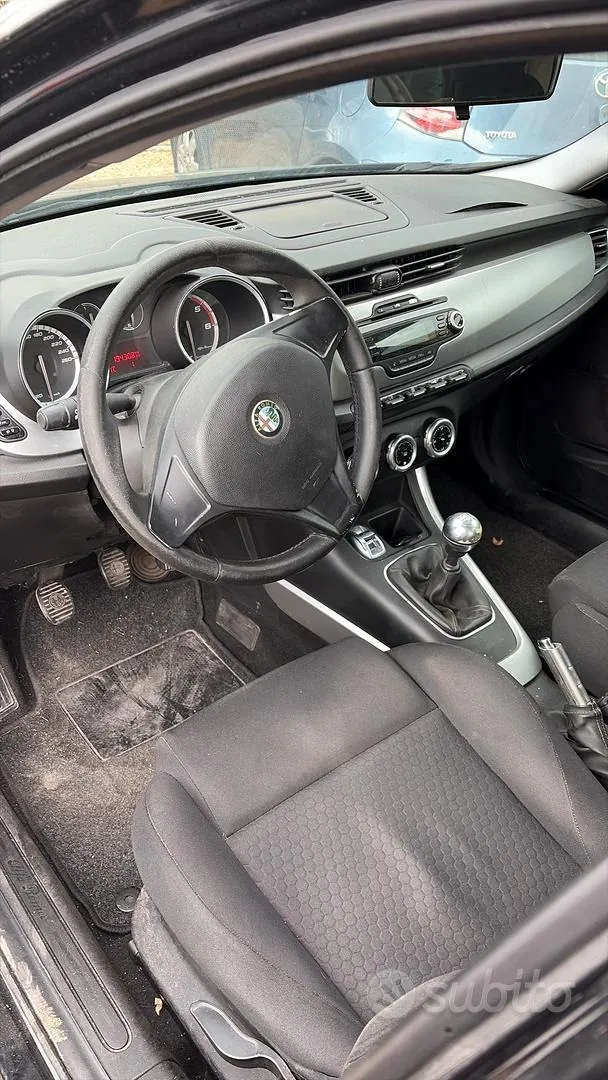 Alfa Romeo Giulietta 2011 photo 2
