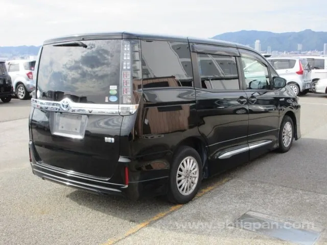 Toyota Voxy 2015 photo 4