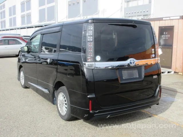 Toyota Voxy 2015 photo 3