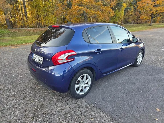 Peugeot 208 2012 photo 3