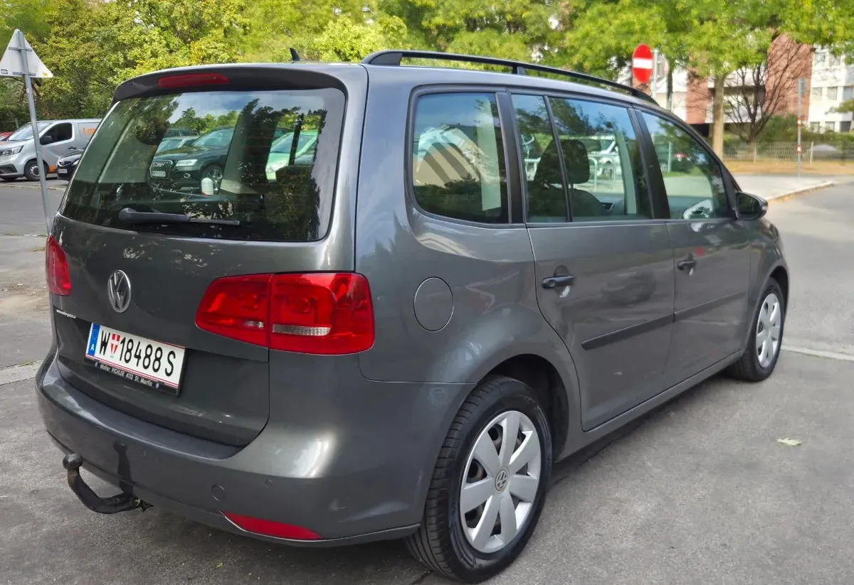 Volkswagen Touran 2012 photo 2