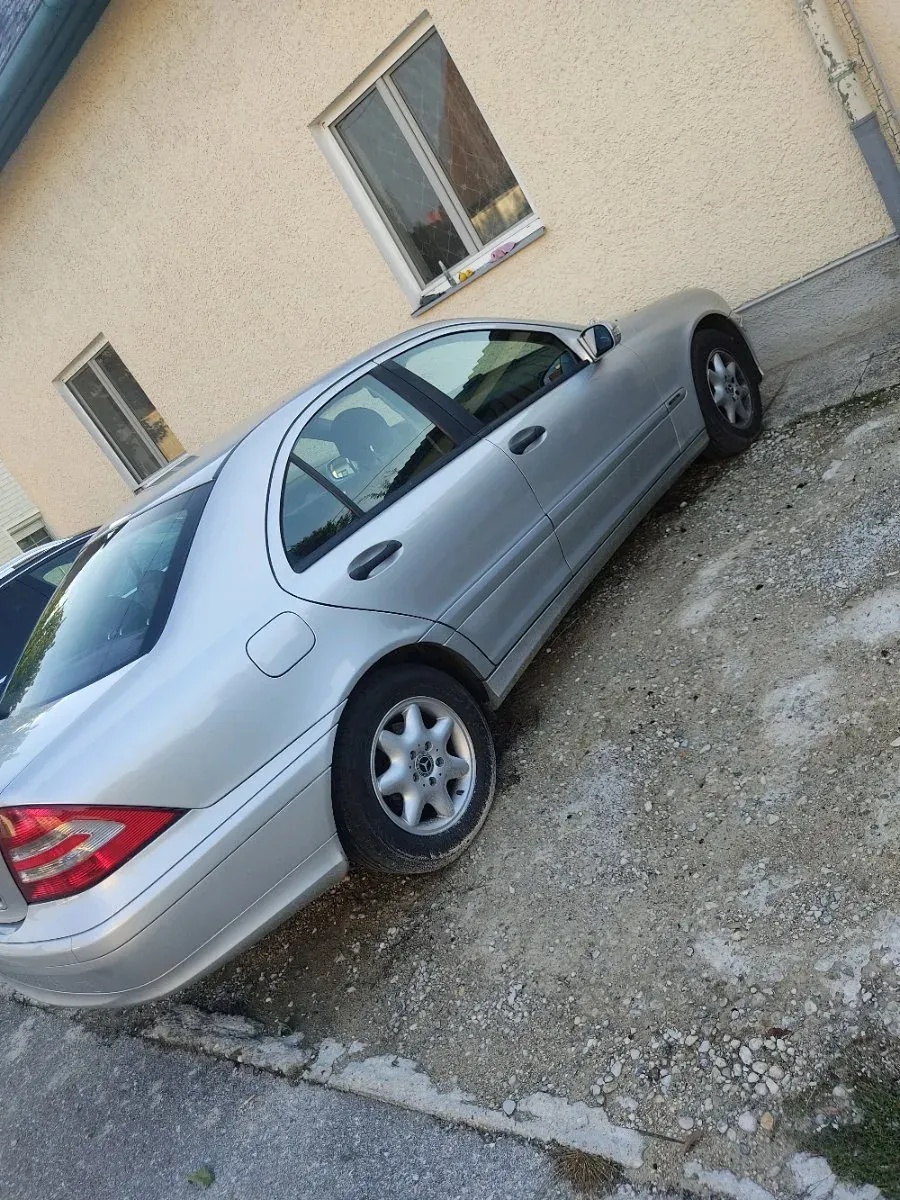 Mercedes-Benz C-Class 2004 photo 2