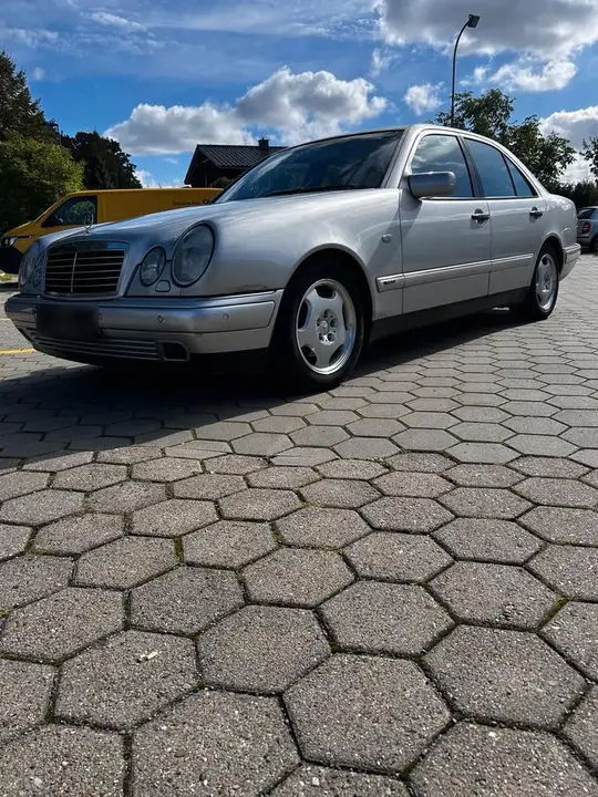 Mercedes-Benz E200 Avantgarde