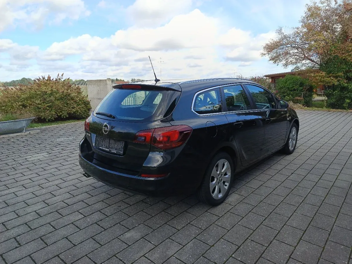Opel Astra 2012 photo 2