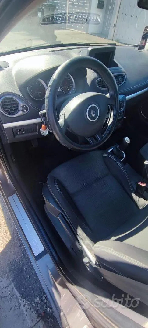 Renault Clio 2010 photo 3