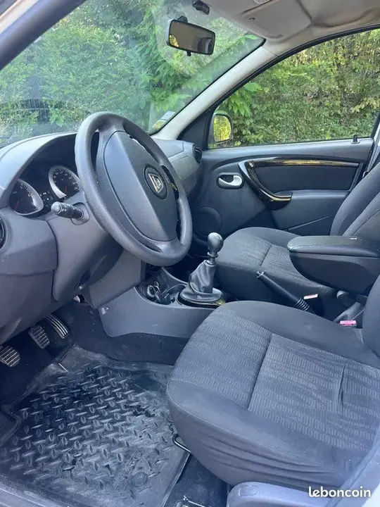 Dacia Duster 2011 photo 2