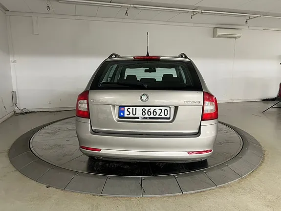 Skoda Octavia 2010 photo 2