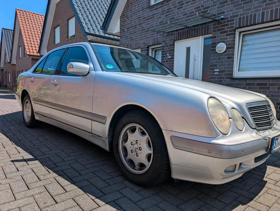 Mercedes-Benz E 240