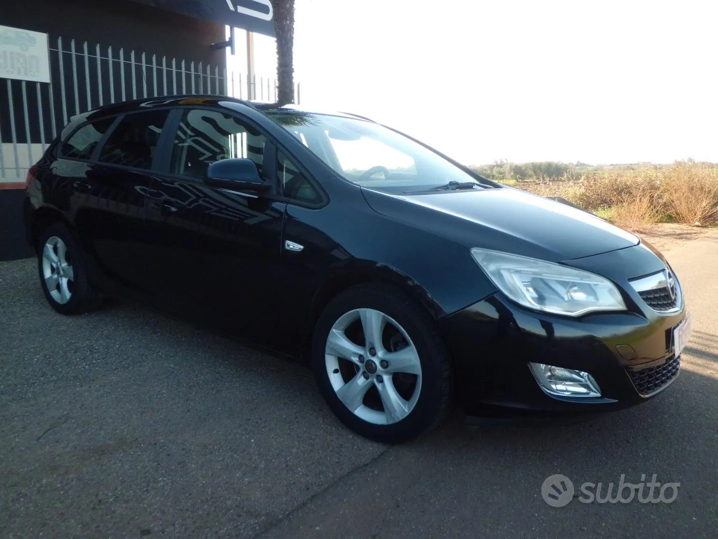 Opel Astra 2011 photo 2
