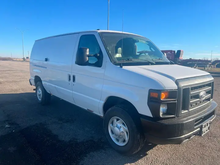 Ford Econoline 2014 photo 2