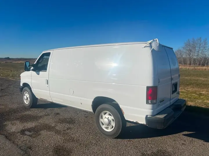Ford Econoline 2014 photo 3