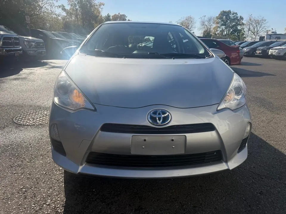 Toyota Prius C 2013 photo 2