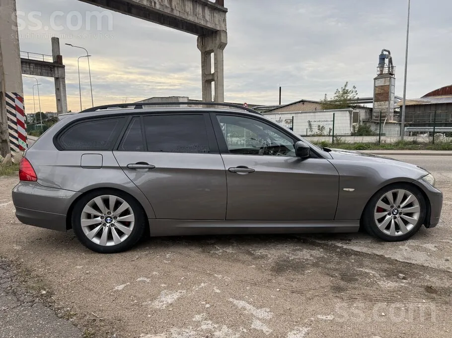BMW 320 2010 photo 2