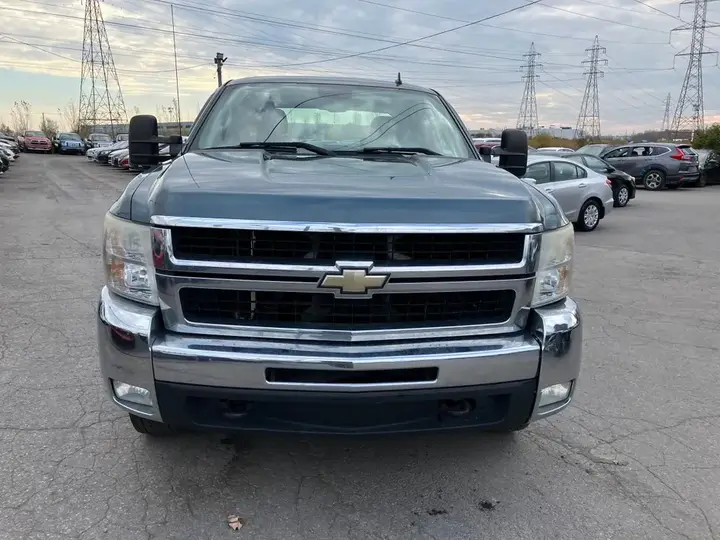 Chevrolet Silverado 2500 2010 photo 2