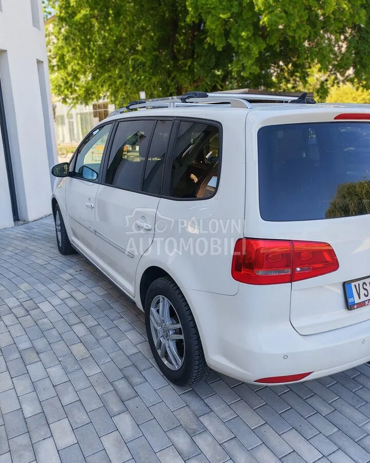 Volkswagen Touran 2011 photo 2