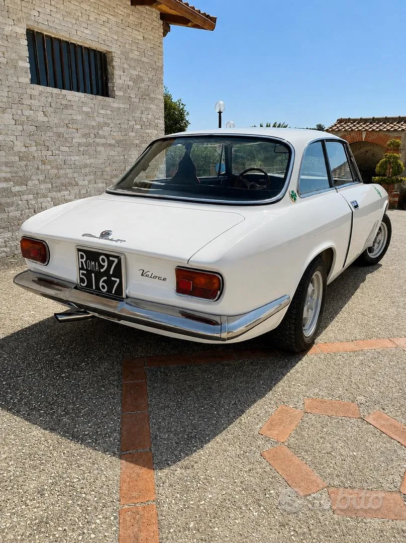 Alfa Romeo Giulia Sprint Gt Veloce 1966 photo 3