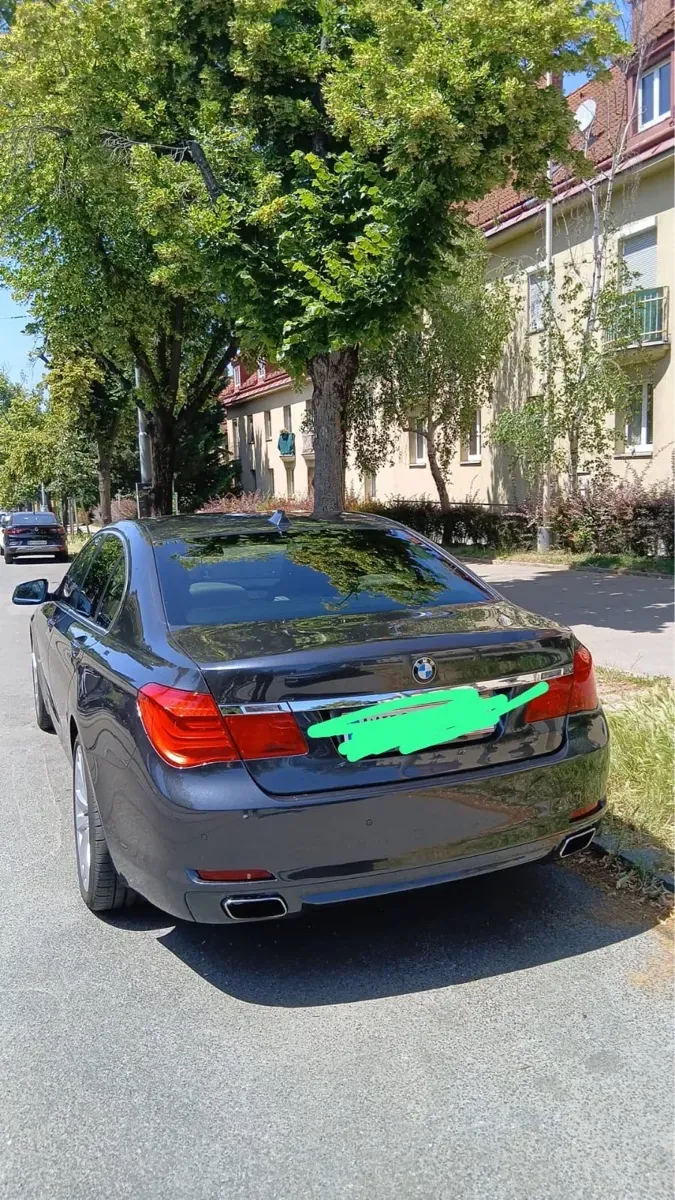 BMW 7 Series 2010 photo 2