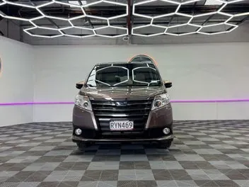 Toyota Noah 2014 photo 3