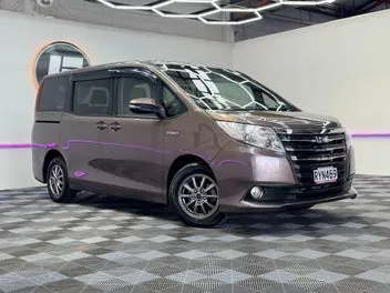 Toyota Noah 2014 photo 2