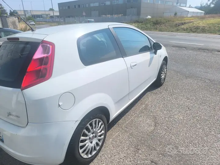 Fiat Grande Punto 2009 photo 3