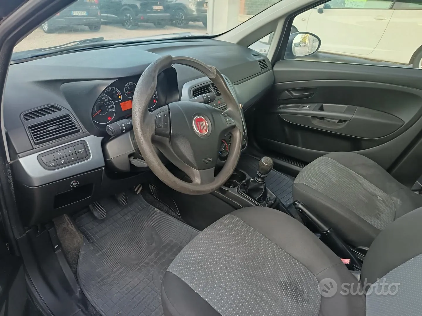 Fiat Grande Punto 2011 photo 5