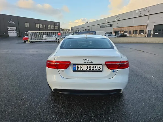 Jaguar Xe 2016 photo 4