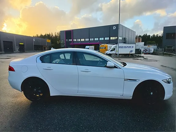 Jaguar Xe 2016 photo 2