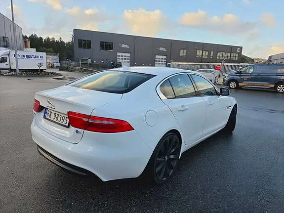 Jaguar Xe 2016 photo 3