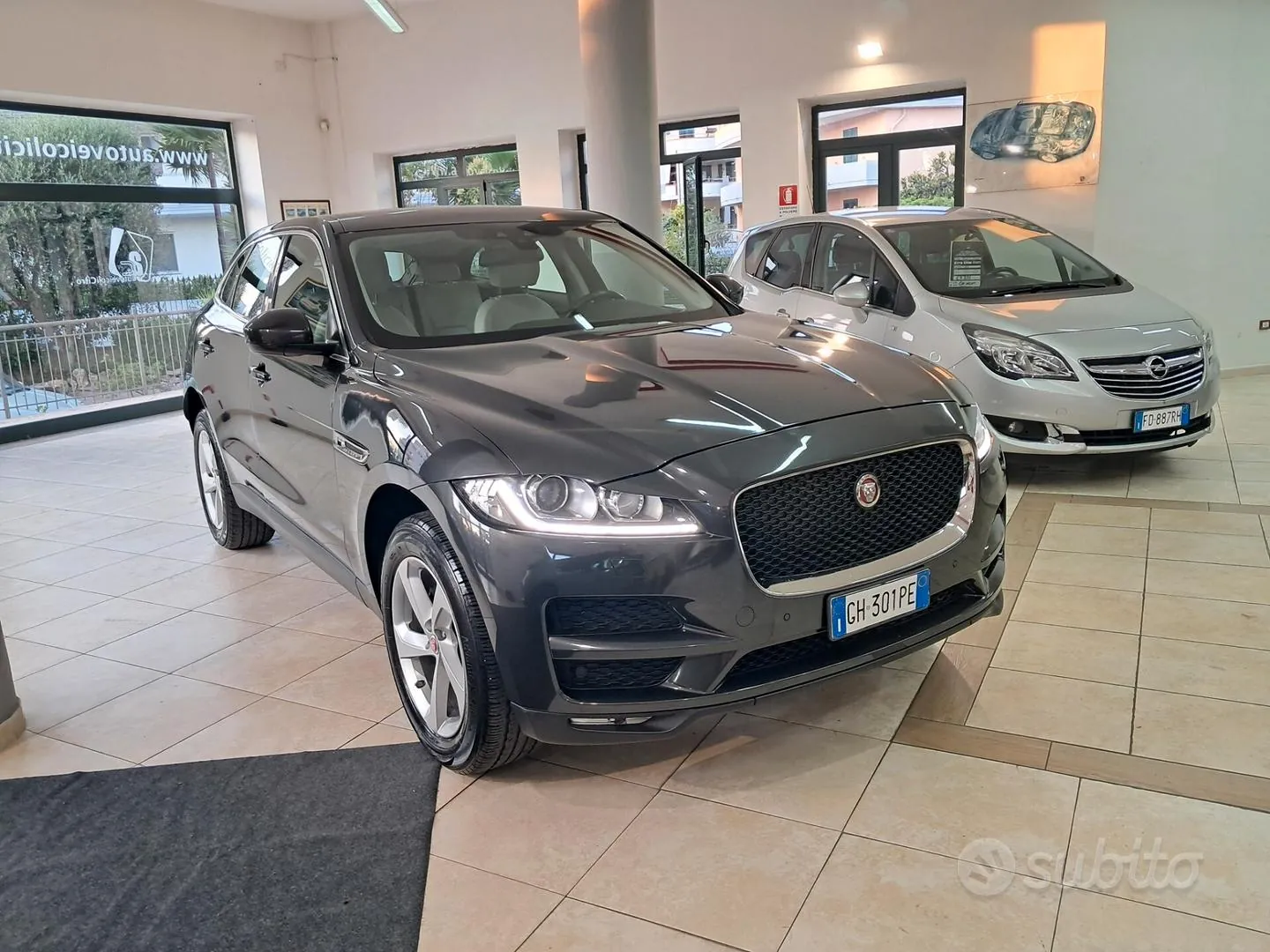 Jaguar F-Pace 2018 photo 2