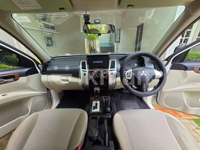 Mitsubishi Montero 2012 photo 4