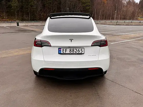 Tesla Model Y 2023 photo 4