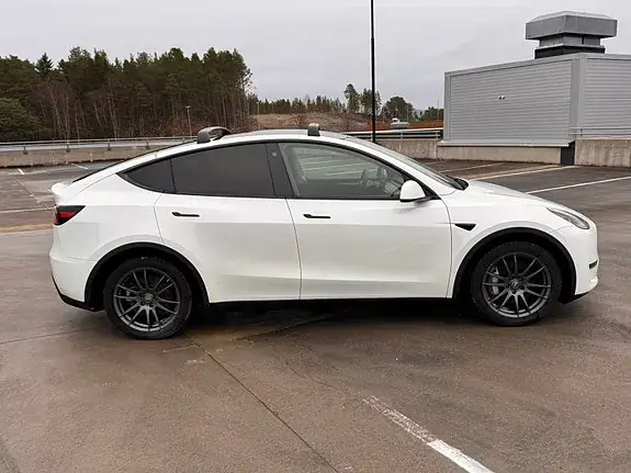 Tesla Model Y 2023 photo 5