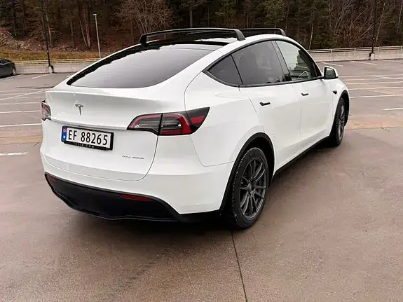Tesla Model Y 2023 photo 3