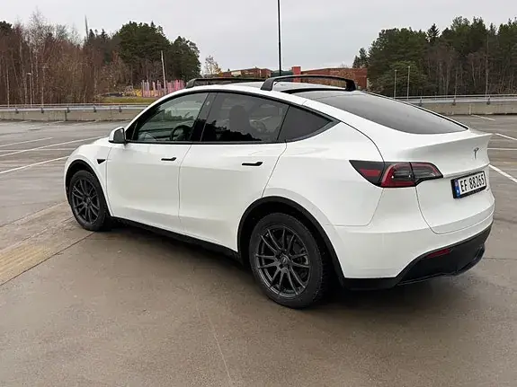 Tesla Model Y 2023 photo 2